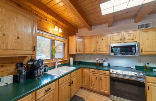 Strawberry Cabin | Stylish Cabin with Stunning Mountain/Forest Views