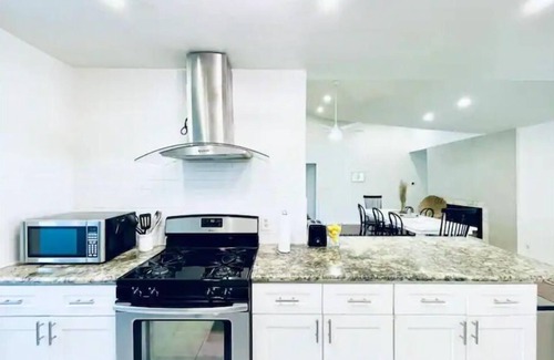Pecan Springs Springdale House | Stylish Chic Mueller home with private patio