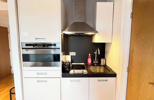 Clapham Apartment | Stylish Clapham High Street Flat, 1 Min to Station