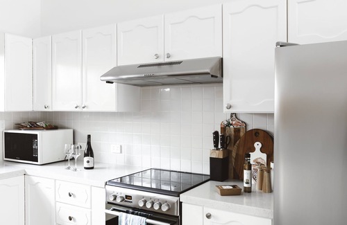 Metung House | Stylish Coastal Hamptons home, 5 mins from Metung Village