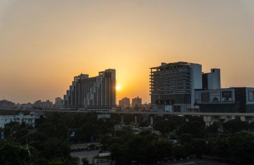 Jaypee Greens Apartment | Stylish & Comfortable Studio near Expo Center Greater Noida opposite Metro