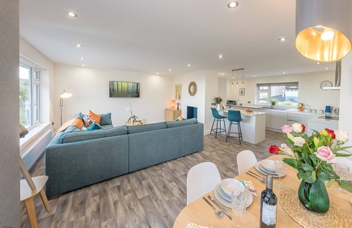 Criccieth Cottage | Stylish Contemporary Bungalow with Far-Reaching Sea Views | Yr-Awel