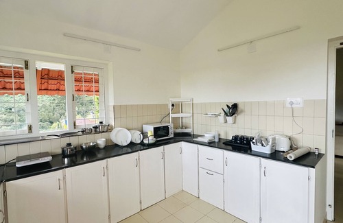 Stone House Area Villa | Stylish & Cozy Villa: Lush lawns - Firepit - Glass House - 5 mins from Ooty town