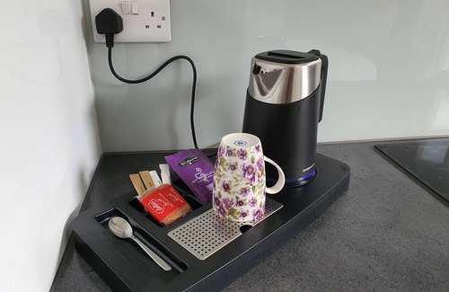 Filton Apartment | Stylish detached studio with a wet room, Satellite TV & other amenities 😀