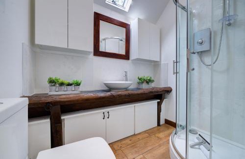 Ufford Apartment | Stylish Getaway - Free Parking, Short Drive to Stamford