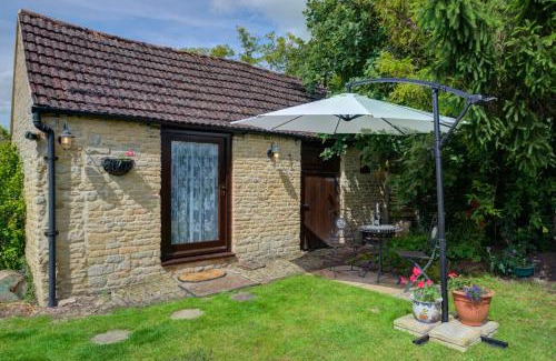 Ufford Apartment | Stylish Getaway - Free Parking, Short Drive to Stamford