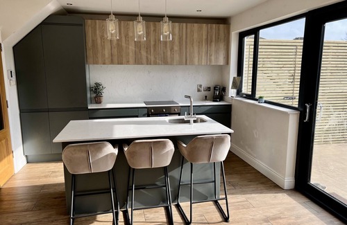 Castleknock House | Stylish home beside train station 20mins from Dublin City and Airport.