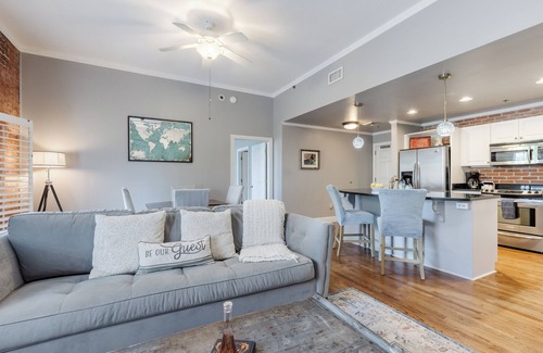 Greenville Downtown Apartment | Stylish King 1BR Loft near Main St Fun, 8$/Parking