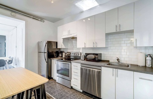 Plateau Mont Royal Apartment | Stylish Le Plateau Apartment Near Parks and Cafés