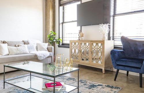 Downtown Los Angeles Apartment | Stylish loft 2 queens & 2 sofas