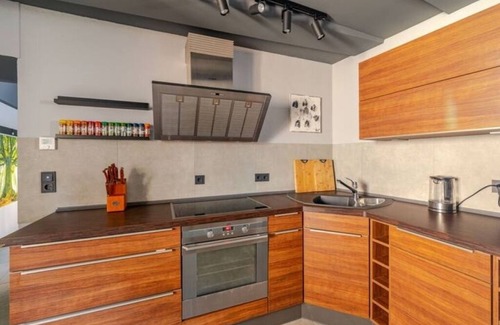 Wossingen House | Stylish loft with kitchen, carport, WiFi & fireplace