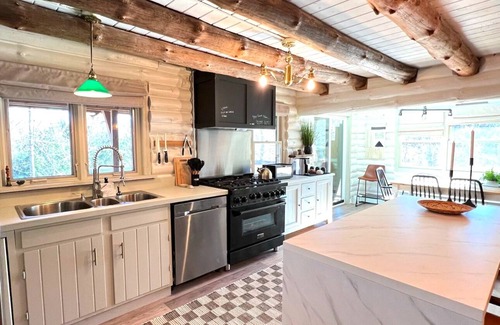 Ashland Cabin | Stylish, Luxury Mountain House 10 Mins to Windham