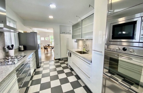 Guadalmina House | Stylish Modern 4 bedroom/4 bathroom villa near the beach in Guadalmina