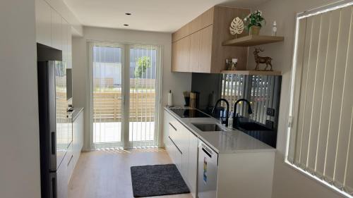 Papakura House | Stylish New & Cosy 3-Bedroom Entire Home in Auckland, Free Parking - Perfect for Your Next Getaway!