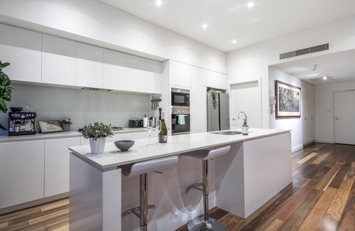 Forrest Apartment | Stylish Penthouse Level Apartment In Capital Hill, ACT