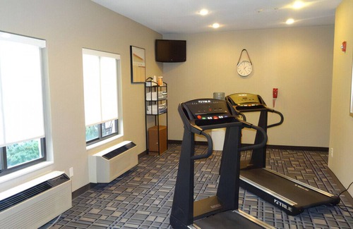 Bonner Springs House | Stylish Queen Room for Your Family! W/ Indoor