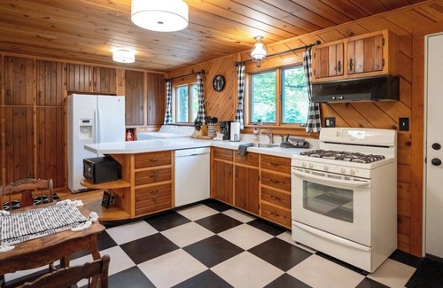 Saugatuck House | Stylish Retreat Near the Heart of Saugatuck