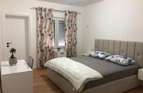 Corovode House | Stylish Room by Canyons & City