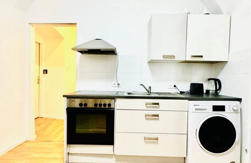 Ottakring Apartment | Stylish Room in Shared Apt Near Rathausplatz