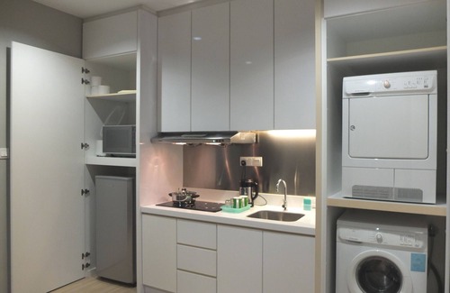 Tanjung Bungah Apartment | Stylish Room with Bath and Kitchenette Living