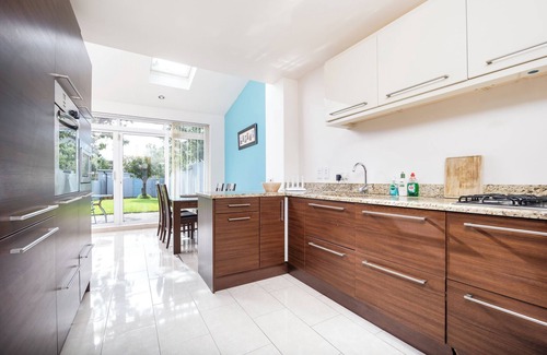 Haroldʼs Cross House | Stylish, Spacious, Bright 2-Bed Home with Garden