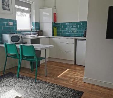 Fairwater Apartment | Stylish studio bungalow, close to Cardiff Centre