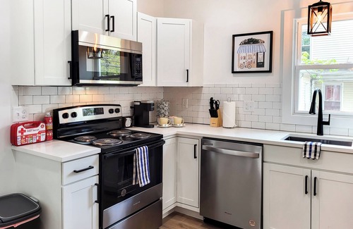 Bristol Apartment | Stylish studio, newly renovated!