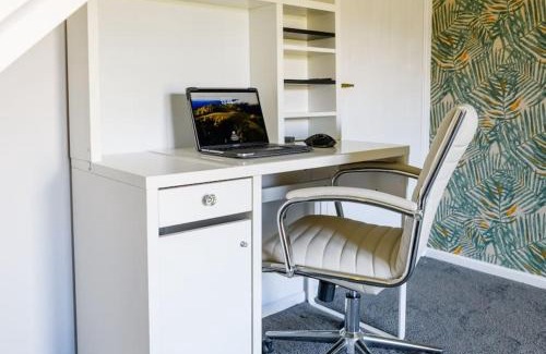 Acocks Green House | Stylish Two-bed House Birmingham with Parking