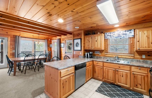 Gatlinburg - Pigeon Forge Cabin | Sugar Camp Lodge: 2BR w/MTN Views | Arcade Games*Great Location