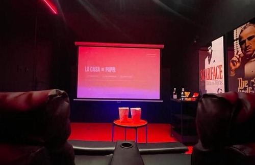 Melun House | Suite cinéma et jacuzzi privé