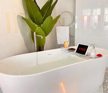 Saint-Etienne Apartment | Suite esprit love lit rond Bergson Stade Zénith