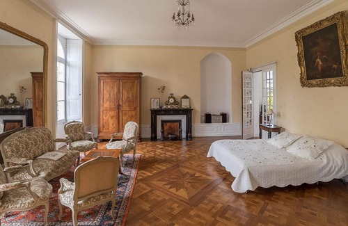 Fontenay-le-Comte House | Suite-Family-Private Bathroom-Pool view-suite 4 etoiles