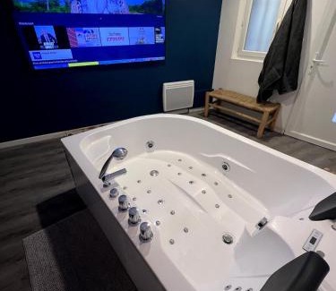 La Farlede House | Suite romantique Love Nid 83