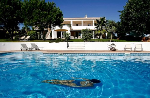 Silves Villa | Suites in luxury villa with pool and tennis court