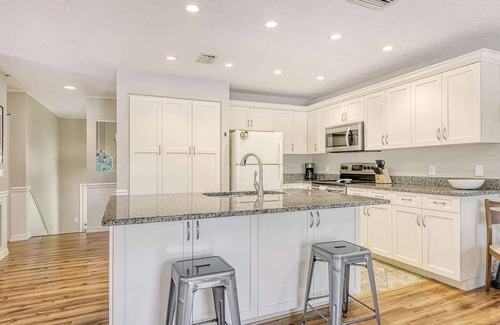 Flora Villa House | Summer Beach Life! Central Sarasota! Sleeps 5!