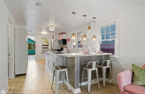 Mango Groves House | Summer Family Fun, Pet Friendly, Walk Downtown, Close to Beach, Fenced Courtyard