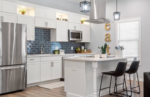 Adair Park Apartment | Summer Fun, 5 Minutes from Downtown & MB Stadium, Off Street Parking,6 TVs