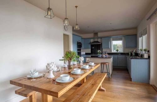 South Cerney House | Summer Lake | Lake house | Hot Tub + Rowing Boat