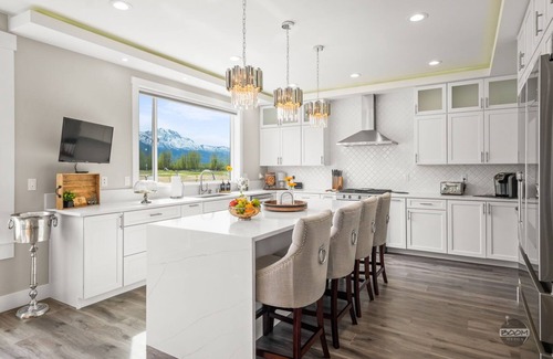 Butte House | Summer Wind North - Luxurious Home w/Hot Tub, & Epic Views! Near Reindeer Farm!