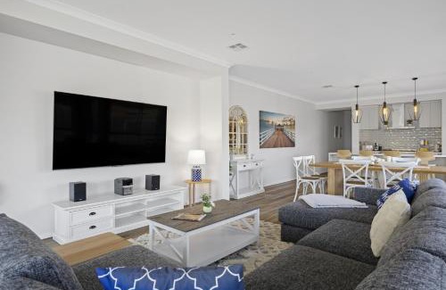 Capel Sound House | Summerhouse 5min walk to the beach 7min drive to Hot Springs