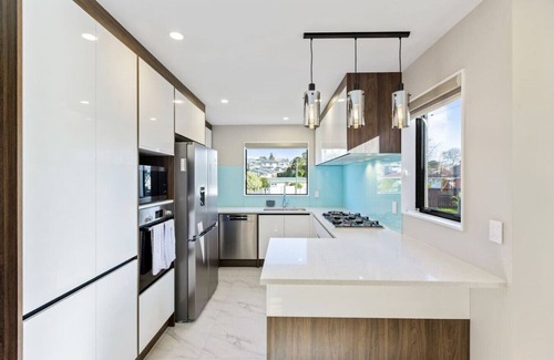 Mount Roskill House | Summit Crest Townhouse with Parking and Air-con