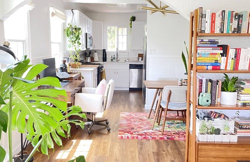 Palms House | Sun-Filled & Airy Home w/Great Outdoor Vibes. Excellent Walkable Location!