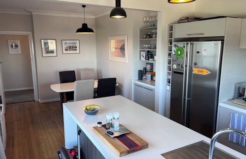 Dunedin House | Sun-filled retreat close to the University of Otago and Botanic Gardens