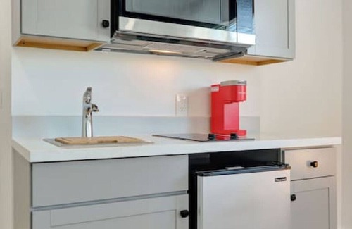 Hollywood Apartment | Sun-kissed Charm: Beachside Hollywood Studio