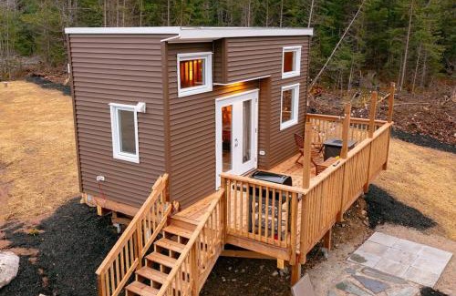 Chester Ski Chalet | Sunflower Suite - The Dordean Suites of Chester