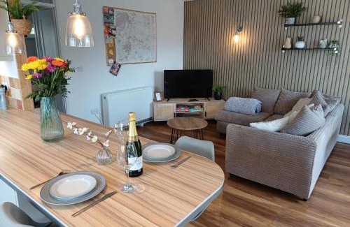 Woolavington Apartment | Sunlit garden bungalow