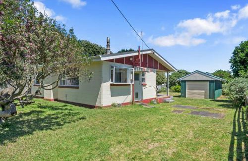 Te Horo Beach House | Sunlit Retreat - Te Horo Beach Holiday Home