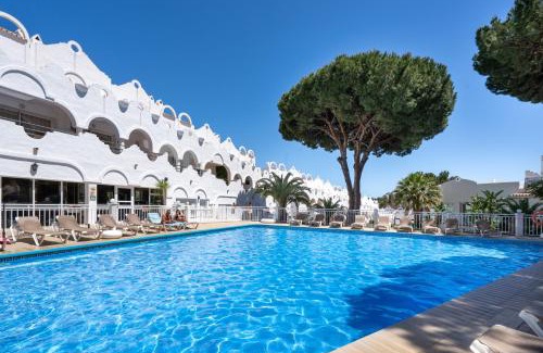 Urbanizacion Hacienda las Chapas Apartment | Sunny 2BR in resort with 3 pools, restaurant, gym and playground