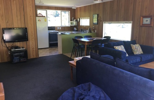 Te Mahia House | Sunny bach above secluded swimming beach