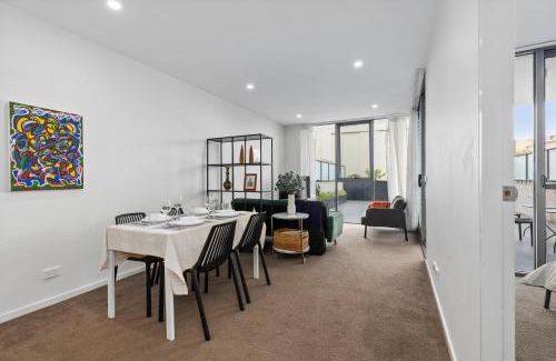 Dickson Apartment | Sunny Blossom Escapes with Free Parking and Pool